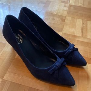 Le Chateau navy blue suede heels